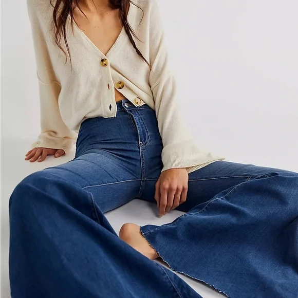 Free People ~ We the Free Boho Just Float on Flare Jeans Sz 26 - Picture 3 of 6
